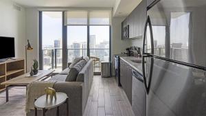 羅德岱堡的住宿－Landing - Modern Apartment with Amazing Amenities (ID1401X726)，带沙发的客厅和厨房