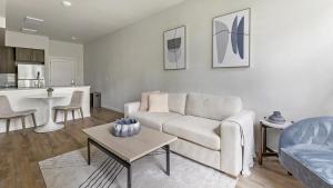 salon z kanapą i stołem w obiekcie Landing - Modern Apartment with Amazing Amenities (ID1403X372) w mieście Portland