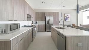 Η κουζίνα ή μικρή κουζίνα στο Landing - Modern Apartment with Amazing Amenities (ID1402X986)