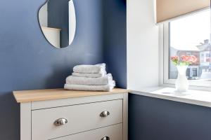 uma casa de banho com uma cómoda branca e um espelho em Modern 1 bed close to town and station em Worthing