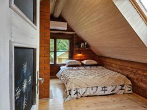 Postel nebo postele na pokoji v ubytování 2-bedroom, fenced yard, sauna, 10 min to Pärnu