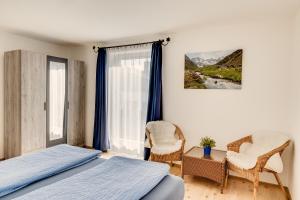 翁特拉梅尔高Gästehaus u Ferienwohnungen Veronika incl Frühstücksbuffet und KönigsCard mit 200 kostenlosen Attraktionen的一间卧室，配有一张床、一张书桌和一扇窗户