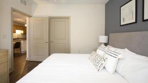 1 dormitorio con 1 cama con sábanas y almohadas blancas en Landing Modern Apartment with Amazing Amenities (ID2613X64) en Detroit