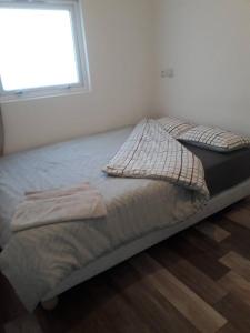 uma cama num quarto com uma janela em Chalet d'une chambre avec terrasse et wifi a Les Breviaires em Les Bréviaires