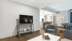 休斯頓的住宿－Landing Modern Apartment with Amazing Amenities (ID9007X63)，客厅配有平面电视和椅子。