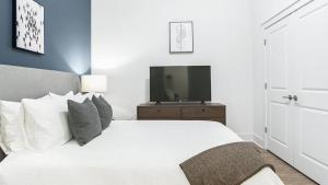 En eller flere senger på et rom på Landing Modern Apartment with Amazing Amenities (ID8880X39)