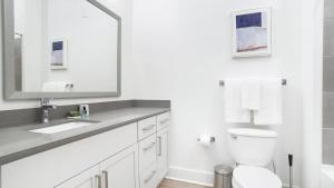 Et bad på Landing Modern Apartment with Amazing Amenities (ID8880X39)