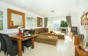 ein Wohnzimmer mit einem Tisch und einem Sofa in der Unterkunft casa del bosque in Orba