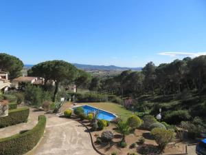 - une vue aérienne sur une villa avec une piscine dans l'établissement La Dorada 10, à Torroella de Montgrí