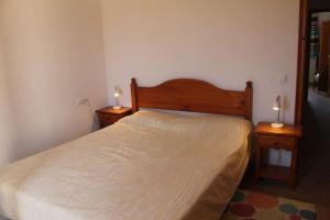 - une chambre avec un lit et 2 tables de nuit avec des lampes dans l'établissement La Dorada 10, à Torroella de Montgrí