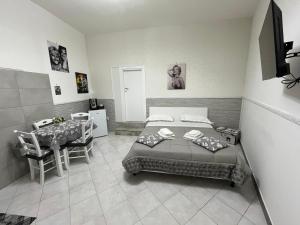 ナポリにあるDa Rosariaのベッドルーム(ベッド1台、テーブル付)