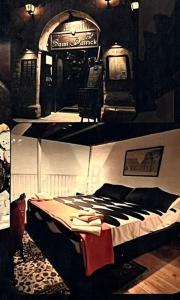 dos fotos de una cama en una habitación en Saint patrick guest house, en Barletta