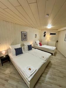 - une chambre avec 2 lits dans l'établissement Quartier Wenzelnberg work&stay, à Langenfeld