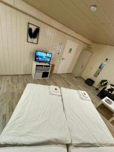 Cette chambre comprend un matelas blanc. dans l'établissement Quartier Wenzelnberg work&stay, à Langenfeld
