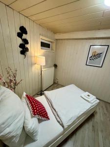 Habitación pequeña con cama y lámpara en Quartier Wenzelnberg work&stay en Langenfeld