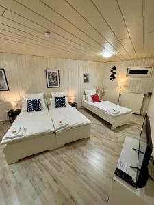 1 dormitorio con 2 camas y sofá en Quartier Wenzelnberg work&stay en Langenfeld