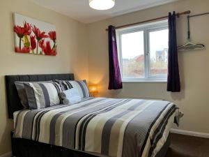 Ένα ή περισσότερα κρεβάτια σε δωμάτιο στο Crownford Guesthouse - Close to Hanley centre and University