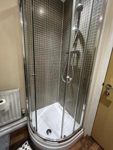 Ένα μπάνιο στο Crownford Guesthouse - Close to Hanley centre and University +23 φωτογραφίες