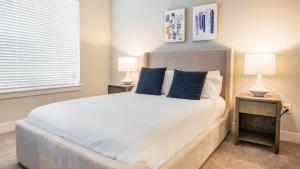 Ένα ή περισσότερα κρεβάτια σε δωμάτιο στο Landing Modern Apartment with Amazing Amenities (ID1779X4)