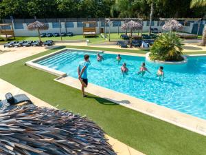 a group of people in a swimming pool at Camping Paradis Le Pearl in Argelès-sur-Mer