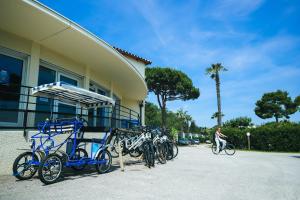 濱海阿熱萊斯的住宿－Camping Paradis Le Pearl，停在大楼旁边的一群自行车