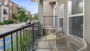d'un balcon avec deux chaises et une table. dans l'établissement Landing Modern Apartment with Amazing Amenities (ID1248X586), à Boulder