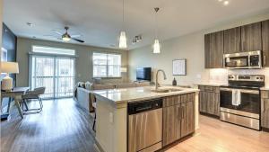 een grote keuken met houten kasten en een aanrecht bij Landing Modern Apartment with Amazing Amenities (ID8364X02) in Houston