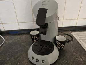 a mixer sitting on a counter with two cups at Cosy Apartment in Groß-Rohrheim – 87 m² – Sunny Terrace in Groß-Rohrheim