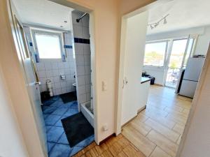 uma casa de banho com um chuveiro e um WC num quarto em 2 bedrooms appartement with balcony and wifi at Neckarau Mannheim em Neckarau