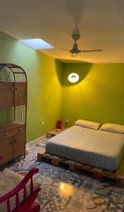 1 dormitorio con 1 cama y ventilador de techo en Casa Mamre, en Maspalomas