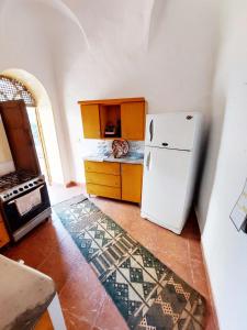Il comprend une cuisine équipée d'un réfrigérateur blanc et d'une cuisinière. dans l'établissement Villa Cleopatra Luxor west bank, à Louxor