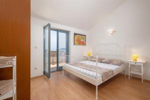 Postel nebo postele na pokoji v ubytování Apartments Lapida