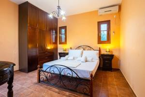 Una cama o camas en una habitación de Mani SeaStone Luxury Villas - Escape by the Pool