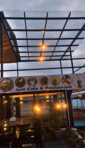 un restaurante con un cartel que lee una cafetería y un restaurante de arte en Aati cafe en Pokhara