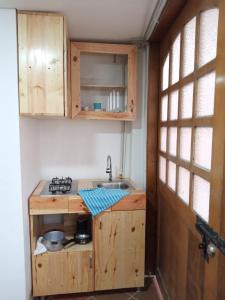 uma pequena cozinha com um lavatório e um balcão em Casa bella vista em Bogotá