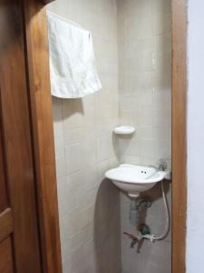 uma casa de banho com um lavatório e uma toalha branca em Casa bella vista em Bogotá
