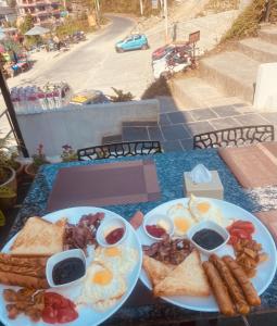 una mesa con un plato de comida para el desayuno. en Aati cafe en Pokhara