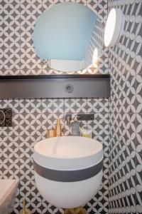 Bathroom sa Liiiving in Porto - Ribeira Design Apartment