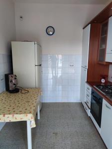 eine kleine Küche mit einem Tisch und einem Kühlschrank in der Unterkunft Villa Carmine & Gina in Castel Volturno