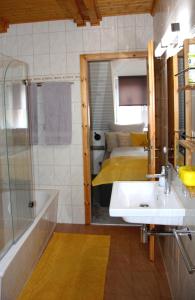 uma casa de banho com um lavatório, um chuveiro e uma cama. em Rosenwinkel Maisonettewohnung DG em Halberstadt