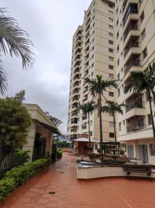 un gran edificio de apartamentos con palmeras enfrente en Apto com conforto que você precisa., en Goiânia