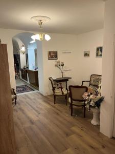 a living room with a table and chairs at City Hotel Post 12 in Braunau am Inn