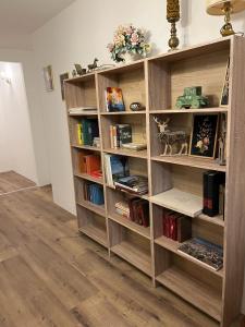 uma estante cheia de livros numa sala em City Hotel Post 12 em Braunau am Inn