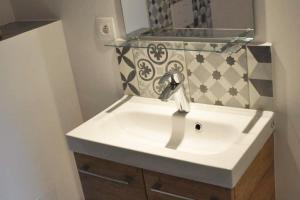 a white sink in a bathroom with a mirror at Suites Rive Gauche - FONTAINEBLEAU - Chez Andrea in Fontainebleau
