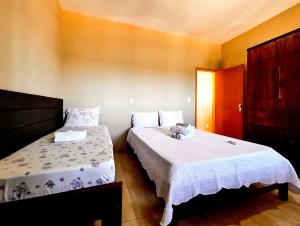 - une chambre avec 2 lits avec des animaux rembourrés dans l'établissement Kitnet beira mar com WiFi em Arembepe Camacari BA, à Camaçari