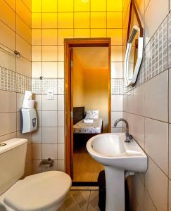 mała łazienka z umywalką i toaletą w obiekcie Kitnet beira mar com WiFi em Arembepe Camacari BA w mieście Camaçari
