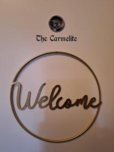 The Carmelite في إبير: مرآة مع علامة الترحيب على الحائط