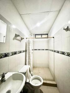 ein Bad mit einem WC und einem Waschbecken in der Unterkunft Apartamentos Coveñas in Coveñas