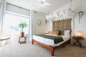 een slaapkamer met een groot bed en een raam bij Bali Bliss Updated & Well-Appointed Condo in Gainesville