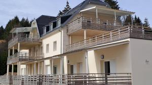 ein Gebäude mit Balkon auf der Seite in der Unterkunft Une petite vue sur le Paradis in Orbey